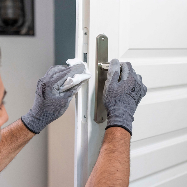 Bostik DIY Moldova Romania intretinerea balamalelor silentioase step 4