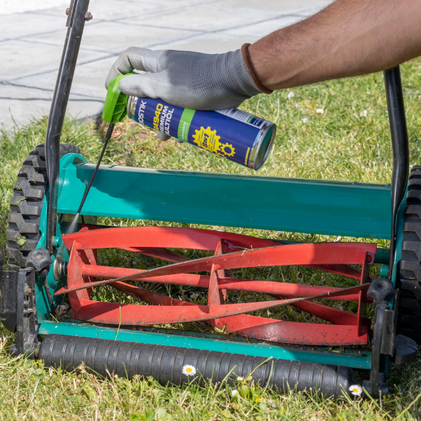 Bostik DIY Moldova Romania intretinerea masina de tuns iarba step 1