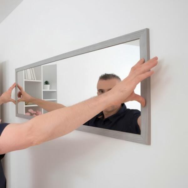 Germany tutorial How to hang a mirror step 3