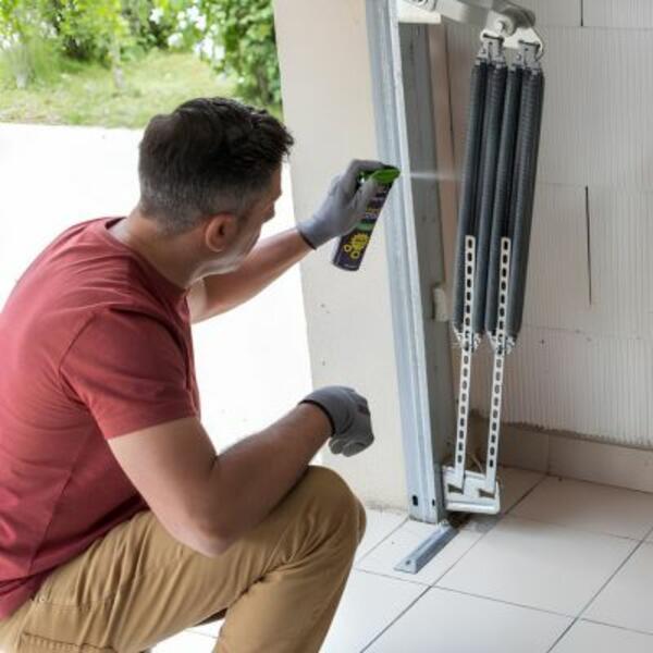 Lithuania tutorial garage door lubricant step 1