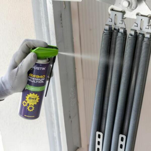 Lithuania tutorial garage door lubricant step 2