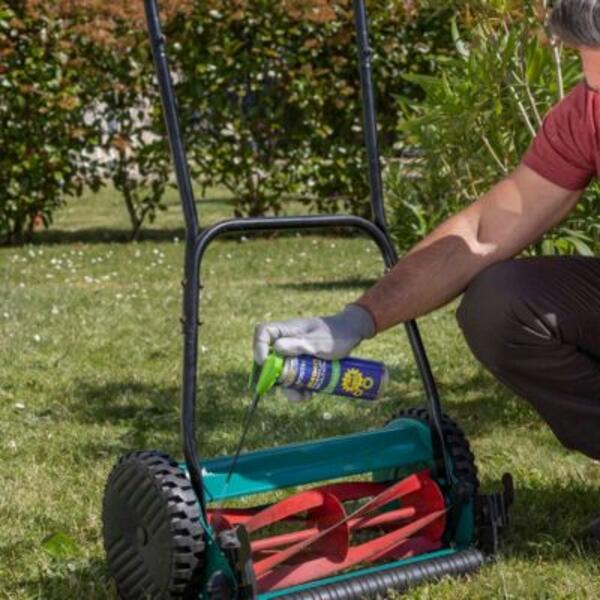 Lithuania tutorial lubrication of a mower step 2