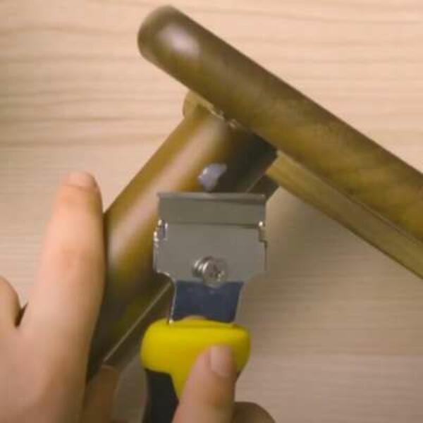 Poland Tutorial How to remove cyanoacrylate glue from furniture step 1