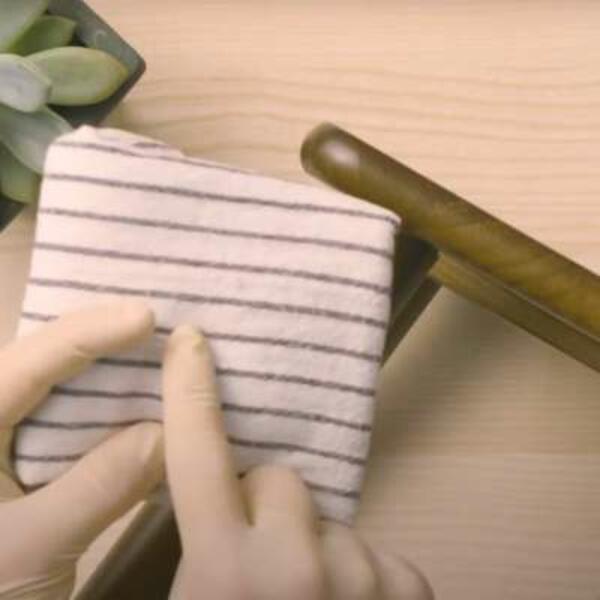 Poland Tutorial How to remove cyanoacrylate glue from furniture step 2