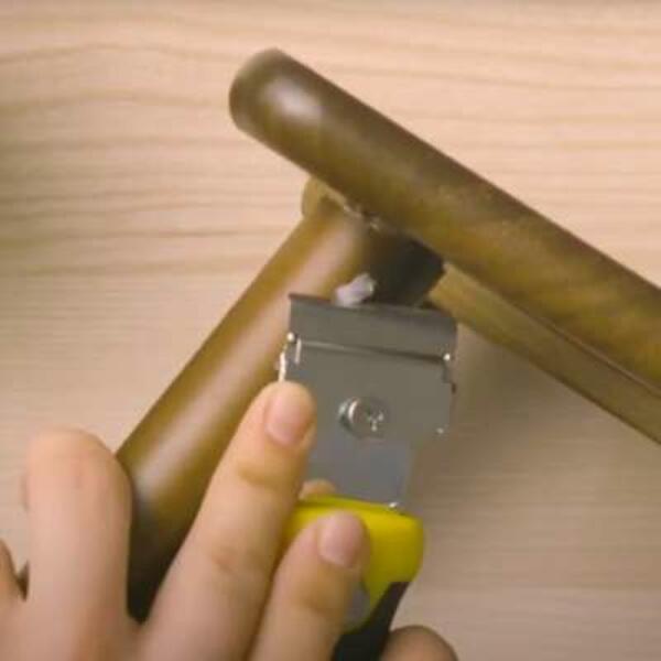 Poland Tutorial How to remove cyanoacrylate glue from furniture step 3