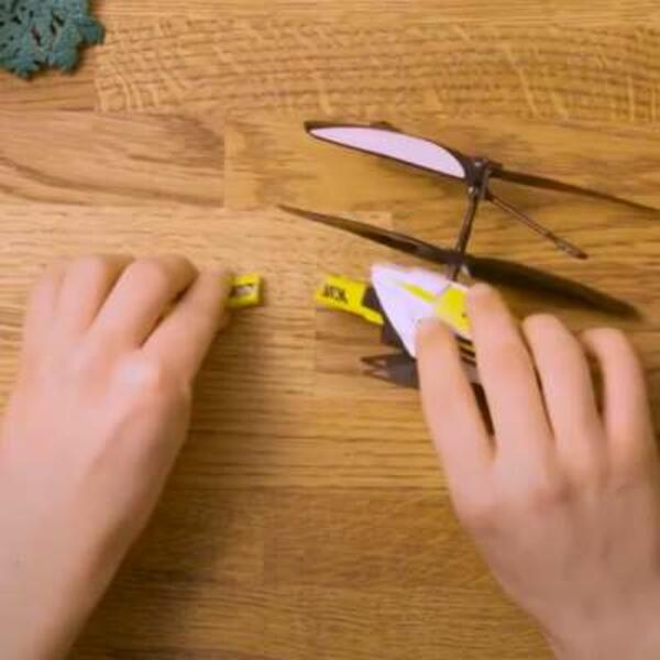 Poland Tutorial How to repair a hard plastic object using glue step 1
