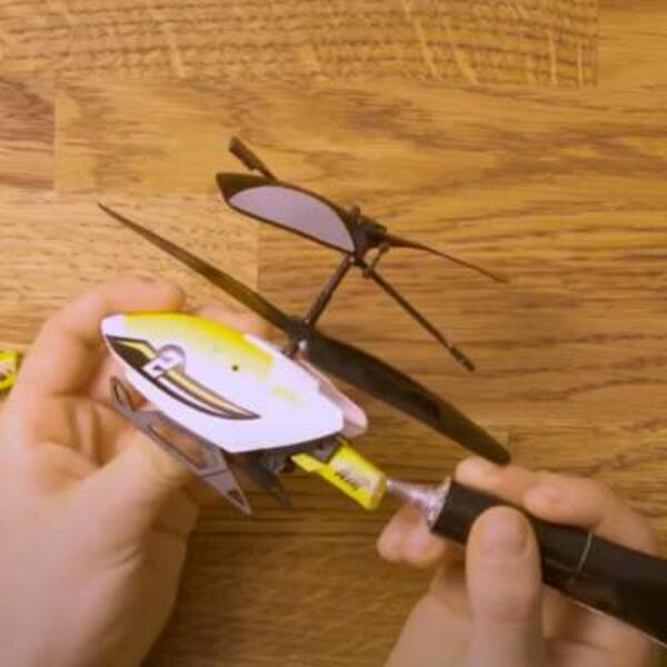Poland Tutorial How to repair a hard plastic object using glue step 2