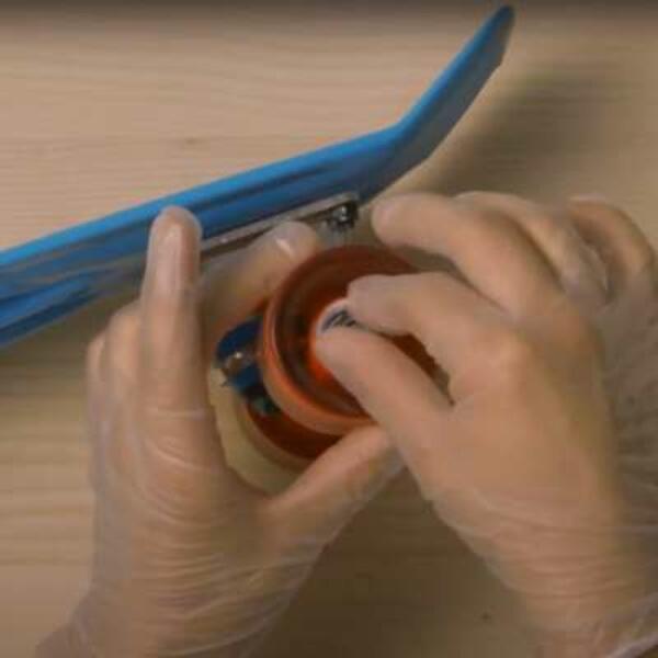 Poland Tutorial How to secure the screw step 4