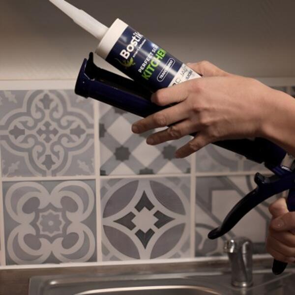 Lithuania tutorial How to seal a washbasin step 1