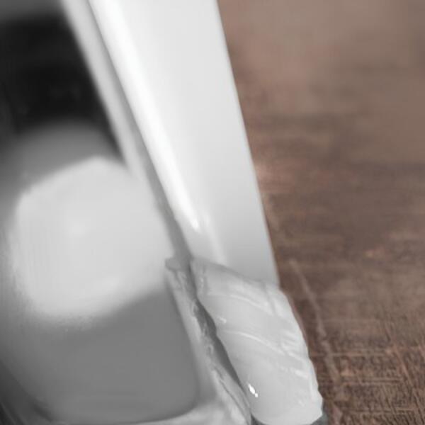 Lithuania tutorial How to seal a washbasin step 2