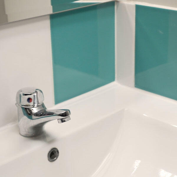 Lithuania tutorial How to seal a sink step 5