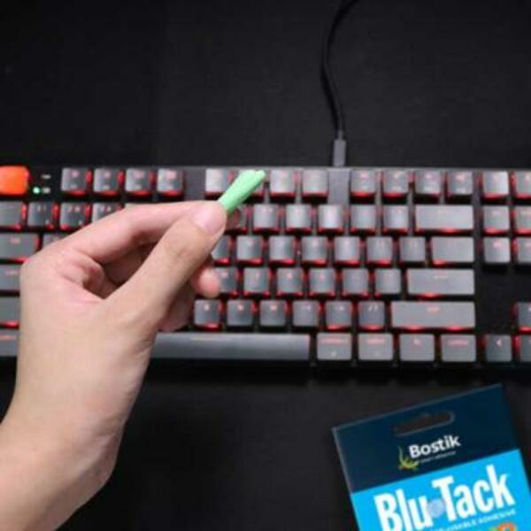 Philippines clean your keybord with blu tack step 2