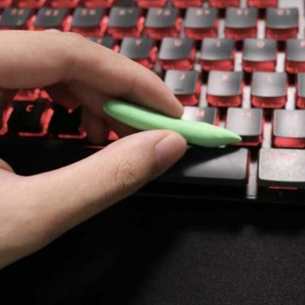 Philippines clean your keybord with blu tack step 3
