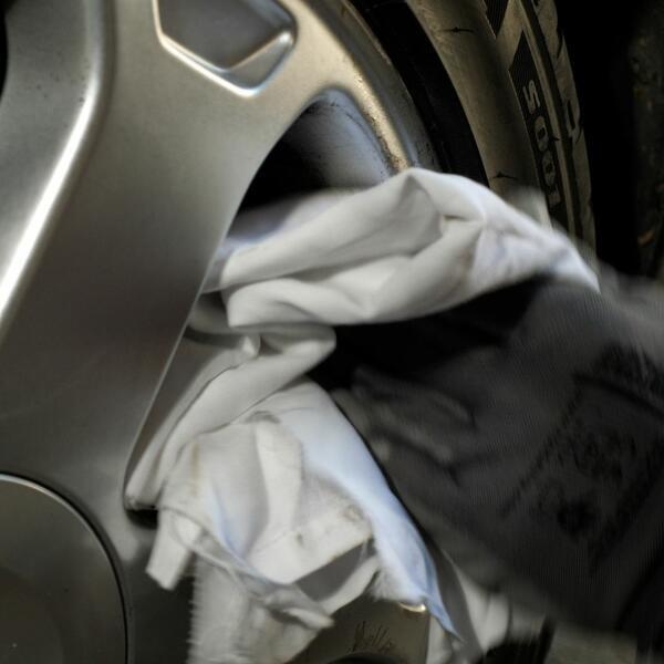 Estonia clean tyers and rims step 3