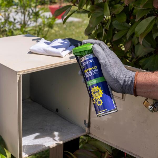 Estonia lubrication of a letter box step 1