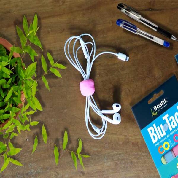 Hong Kong EN Quick And Easy Way To Organize Your Earphones With Blu Tack Colour Step 3