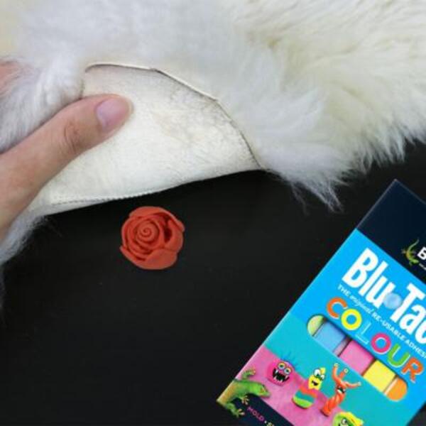 Hong Kong Mandarin Chinese how to keep your floor rugs in place using blu tack step 2