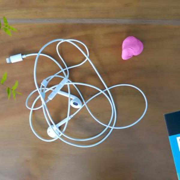 Hong Kong Mandarin Chinese quick and easy way to organize your earphones with blu tack colour step 1