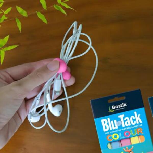 Hong Kong Mandarin Chinese quick and easy way to organize your earphones with blu tack colour step 2