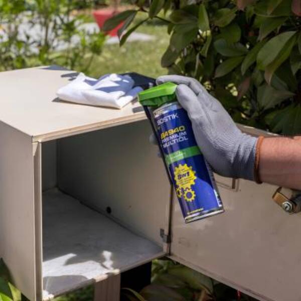 Estonia lubrication of a letter box step 1