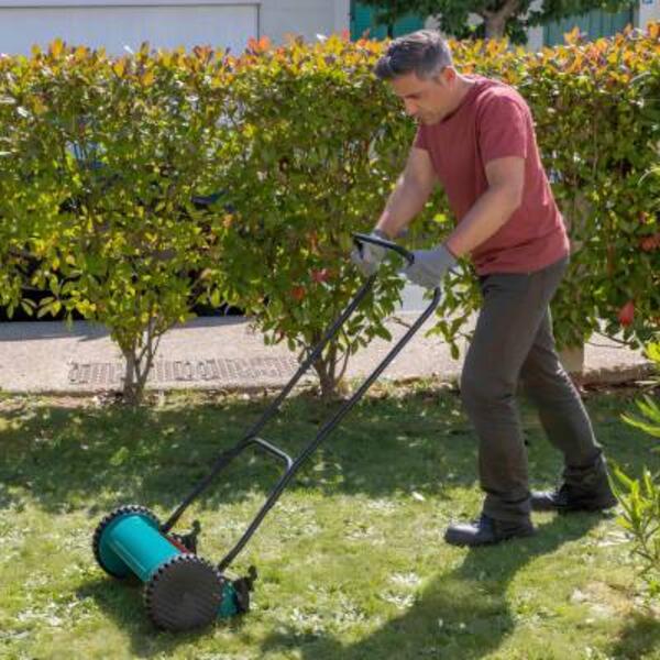 Estonia lubrication of a mower step 3