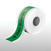 Rolka Den Braven Sanitary Band z zielonym paskiem i logo; elastyczna taśma uszczelniająca do narożników i połączeń w systemach hydroizolacji łazienek.