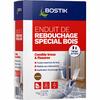 Boîte 1 kg d’enduit spécial bois Bostik, marron, montrée en application sur menuiserie intérieure pour combler trous et fissures durablement.