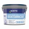 Seau 7 kg d’imperméabilisation sous carrelage Bostik, présenté lors de l’application pour protéger supports sensibles à l’eau avant pose du carrelage.