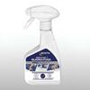 Butelka z rozpylaczem Bostik Perfect Seal Gładka Fuga, preparat do łatwego wygładzania spoin silikonowych i akrylowych, z grafiką aplikacji na płytkach.